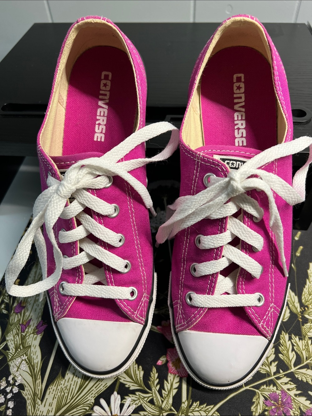 Gently used Converse Low Top Sneakers in Bright Pink Sz 8